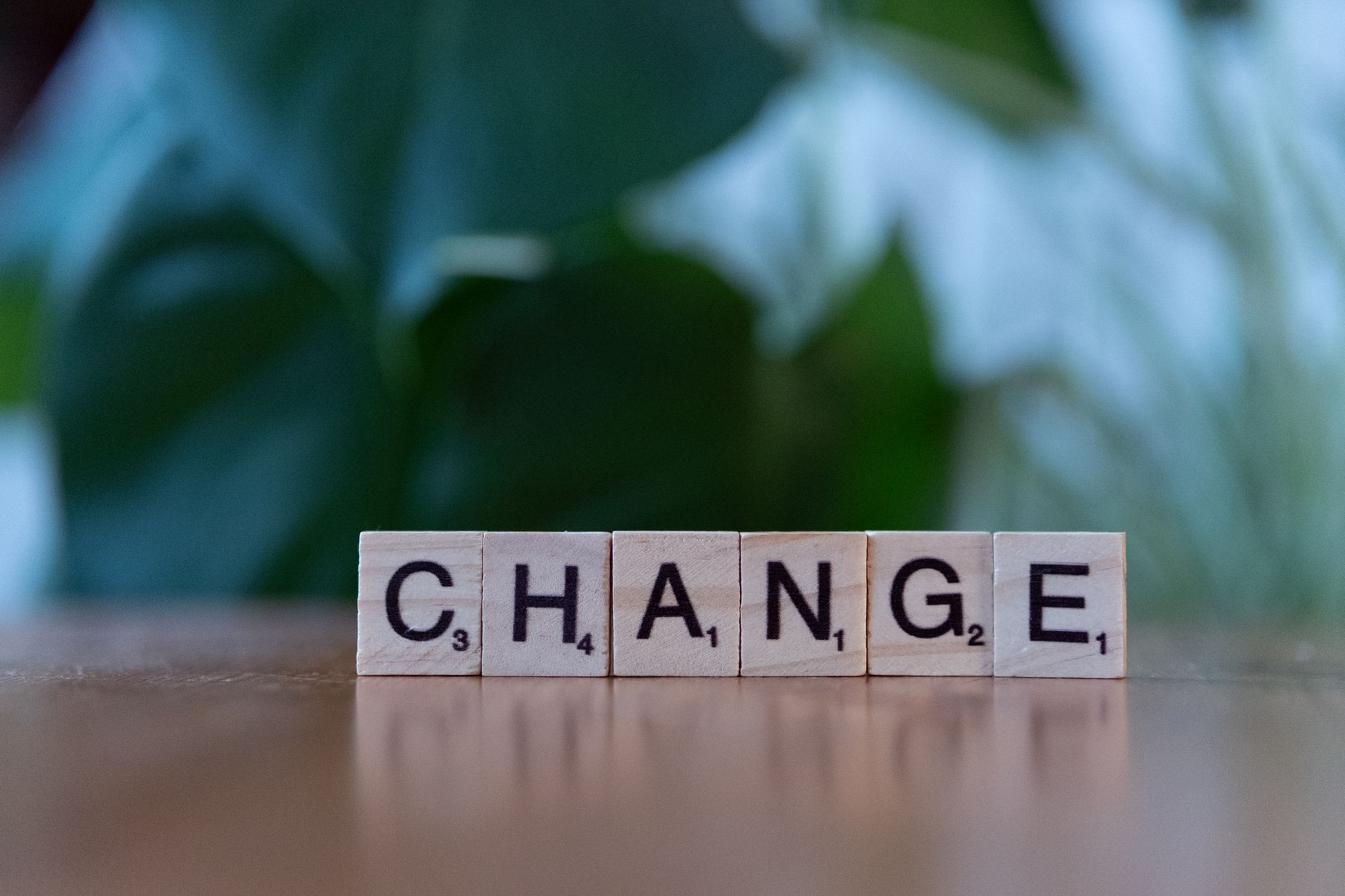 Équipe supply chain en réunion de change management autour d'un tableau digital