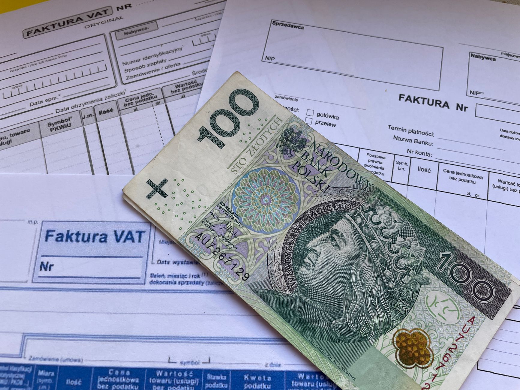 Freelancer using a digital invoice dashboard to track payments
