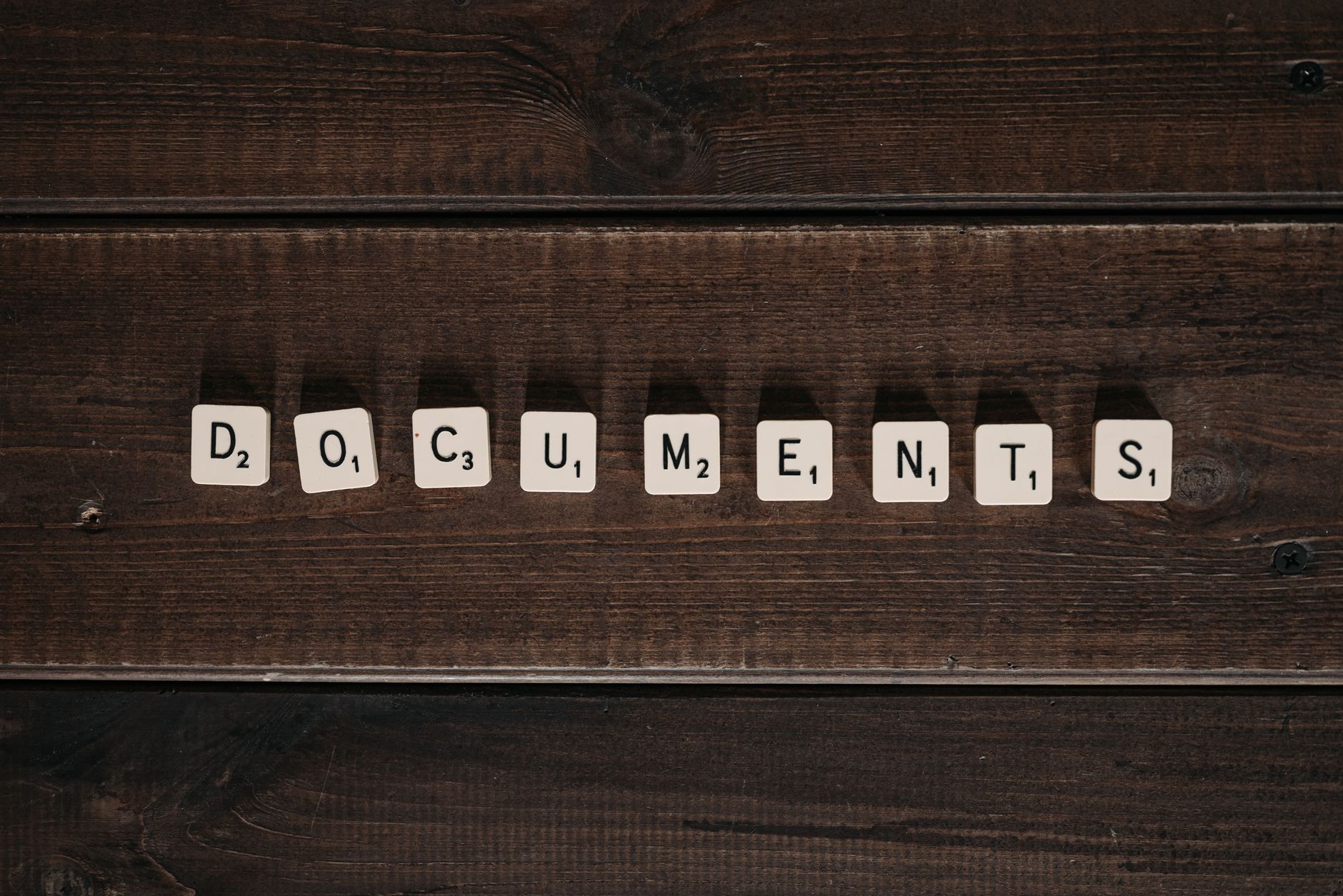 Équipe collaborant sur un document généré par IA avec commentaires et validation