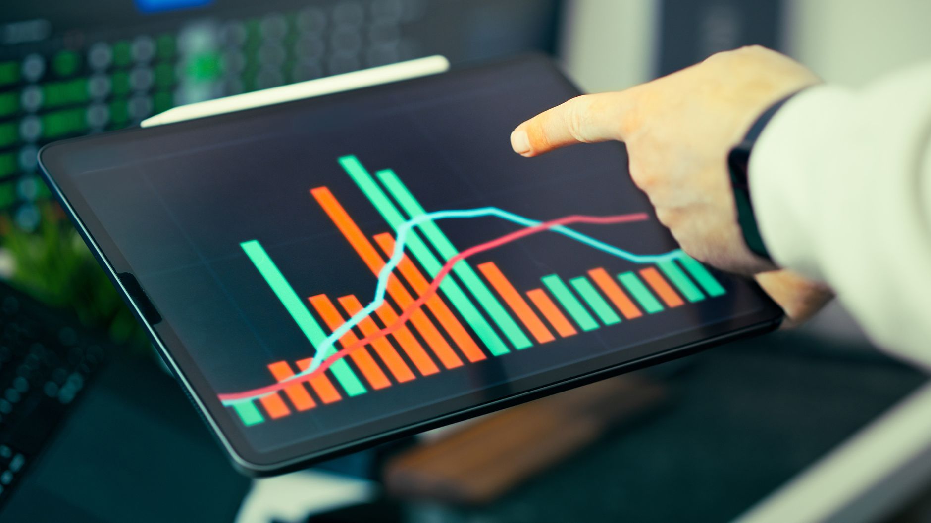 Solopreneur financial dashboard showing revenue, expenses and profit margin charts