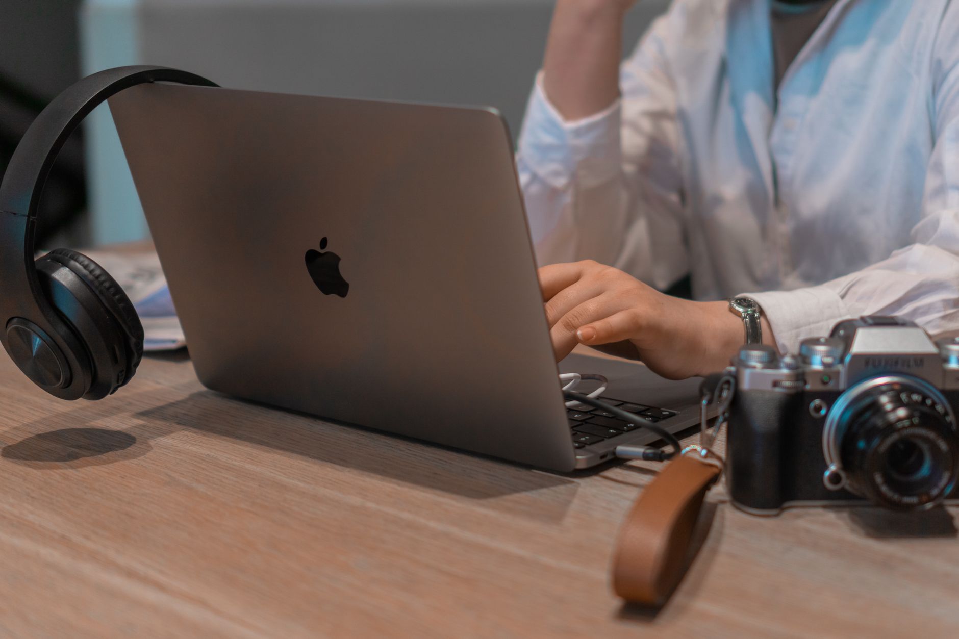 Freelancer comparing free invoicing, CRM, and project management apps on laptop screen