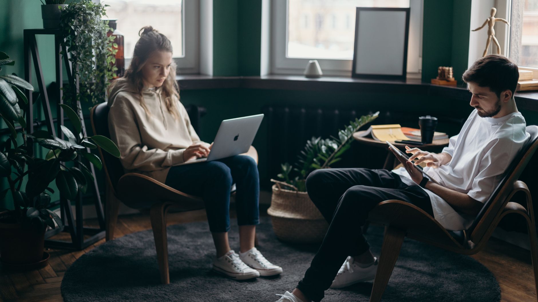 Freelancer vs agency scaling illustrated with pros and cons chart